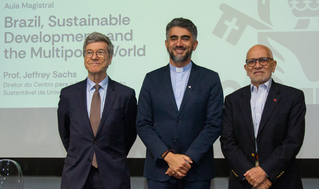 Jeffrey Sachs na esquerda, Padre Anderson Antonio Pedroso, S.J., ao centro, e José Alfredo Graça Lima na direita. (Foto: Matheus Santos)